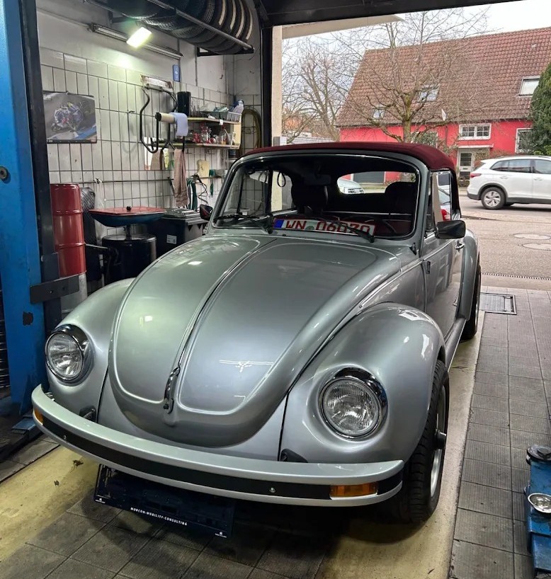 Fahrzeug auf der Hebebühne in der Werkstatt von Mohammad Brejawi Autoservice